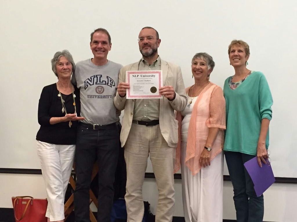 Alessandro Ghisalberti con il diploma della NLP University in California